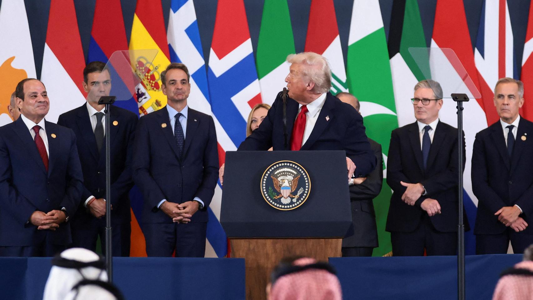 Donal Trump, Abdel Fattah el-Sisi, Pedro Sánchez, Giorgia Meloni, Keir Starmer y Mark Carney, durante la firma de la primera fase del acuerdo de paz en Gaza el pasado lunes en Sharm El-Sheikh (Egipto)
