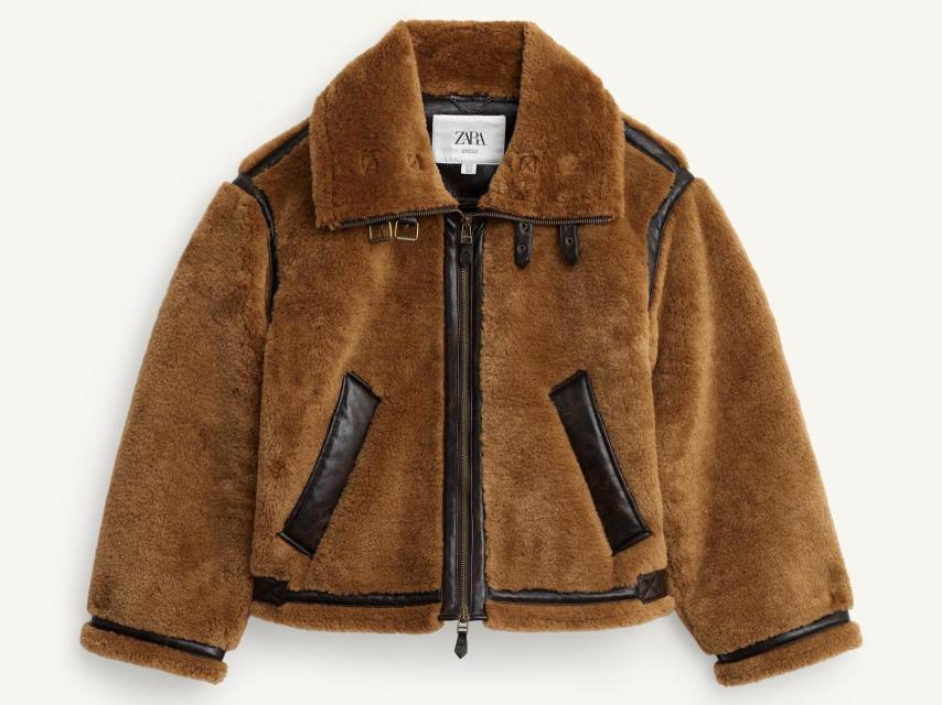 Bomber de borrego en piel de color marrón de la nueva colección de Zara Studio