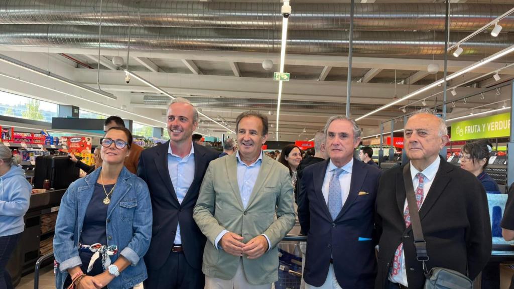 El concejal Ángel Loren acompañado de la edil Ruth Bravo y el portavoz de Aldi en Zaragoza, Pablo Gracia.