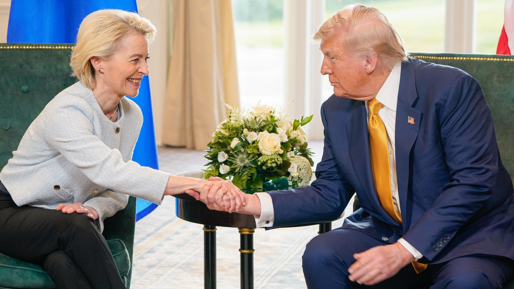 Ursula von der Leyen y Donald Trump, durante la firma del acuerdo arancelario entre la UE y EEUU en julio en Escocia