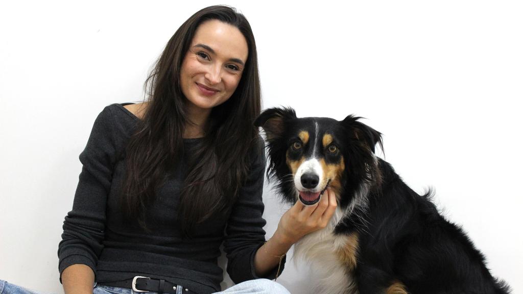 La empresaria Claudia Cañellas, con un perro en una de sus tiendas Patitas & Co.