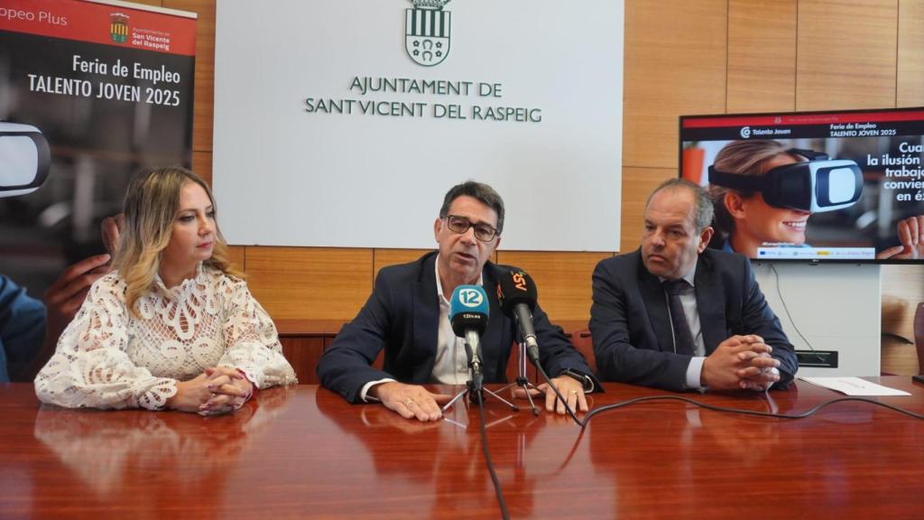 La concejala de Empleo, Lourdes Galiana, el alcalde, Pachi Pascual, y el presidente de la Cámara de Comercio, Carlos Baño.