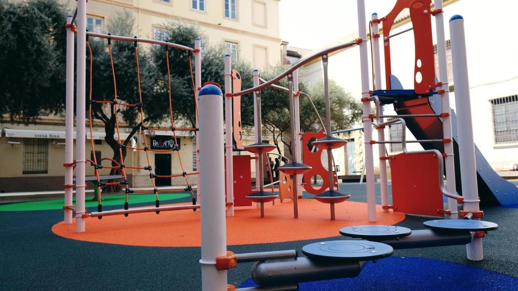 El nuevo parque infantil en la plaza de las Cofradías.