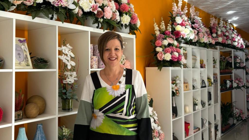 Inma en su tienda de Gálvez.