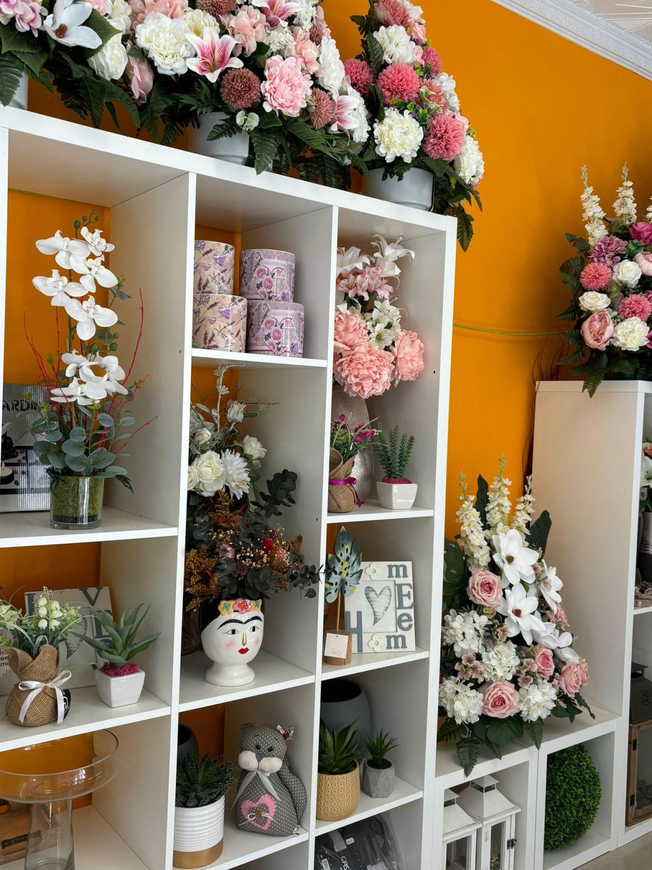 Una de las estanterías de la tienda.