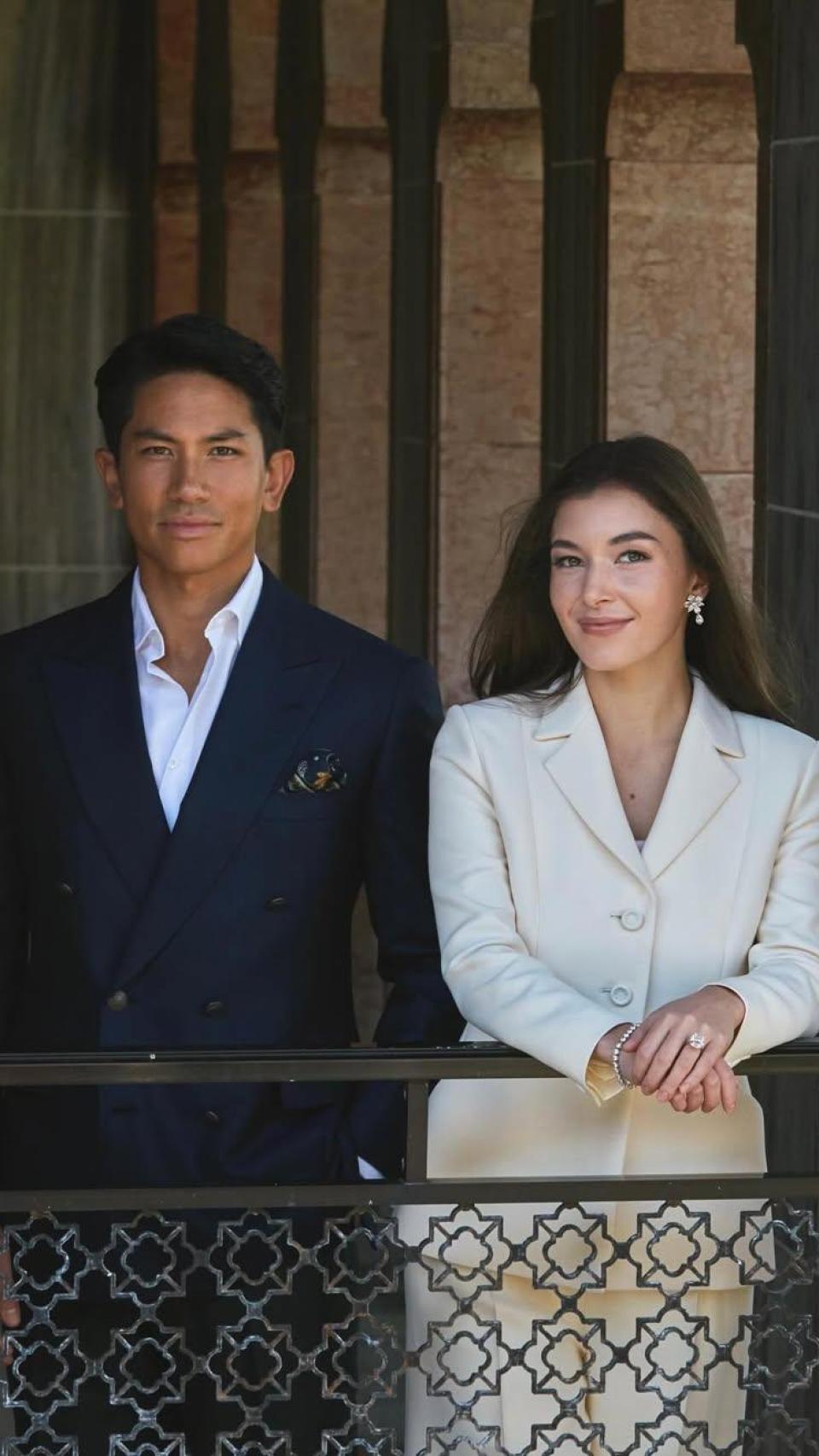El príncipe Abdul Mateen, junto a su esposa, en una imagen de sus redes sociales.