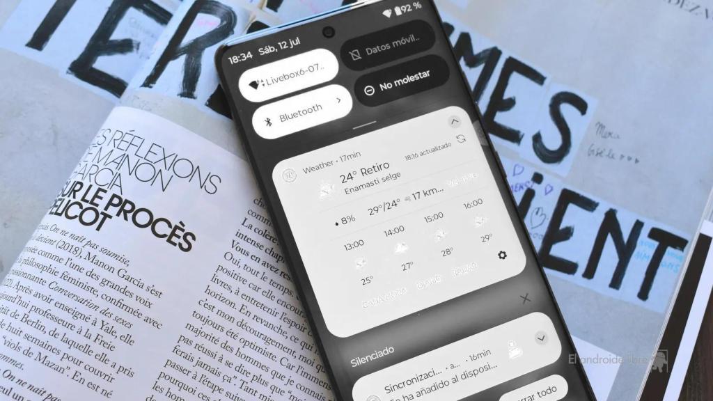 Móvil con la pantalla en blanco y negro