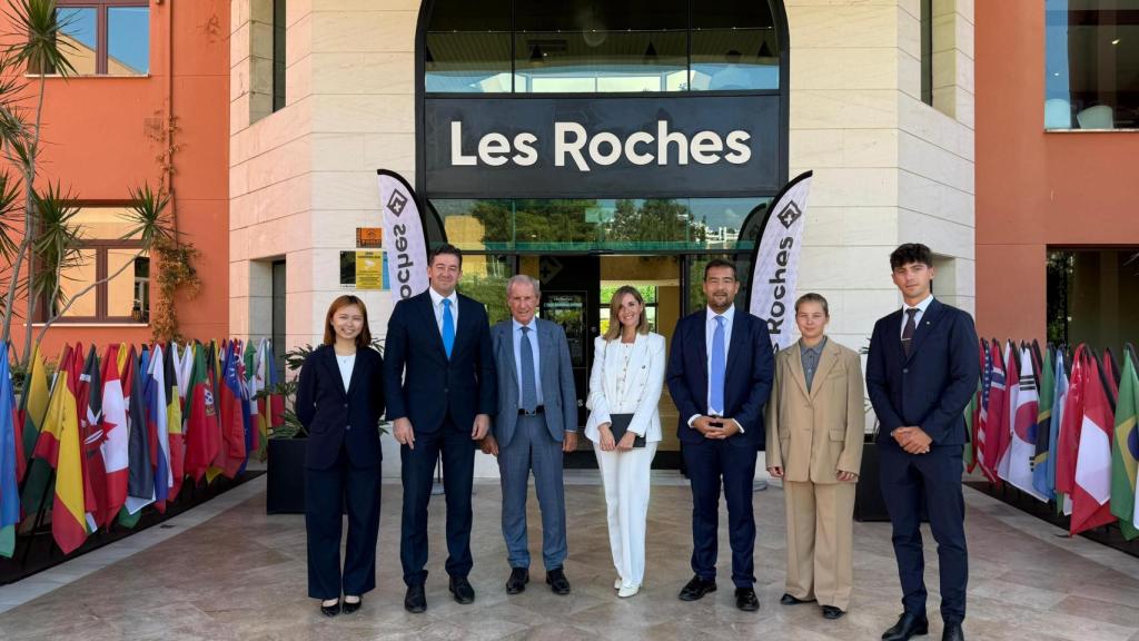 Directivos de Les Roches y Meliá junto a varios estudiantes.