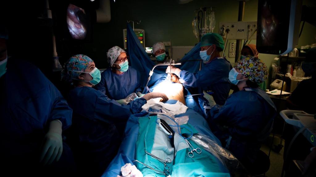 El equipo de cirugía pediátrica formado por la Dra. Rodríguez, Dra. Rosell y Dr. Arredondo con la colaboración del Dr. Manuel López durante la cirugía