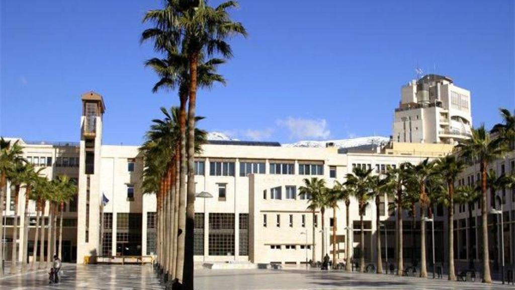 La fachada del Ayuntamiento de El Ejido donde trabajaba la víctima mortal en el padrón.