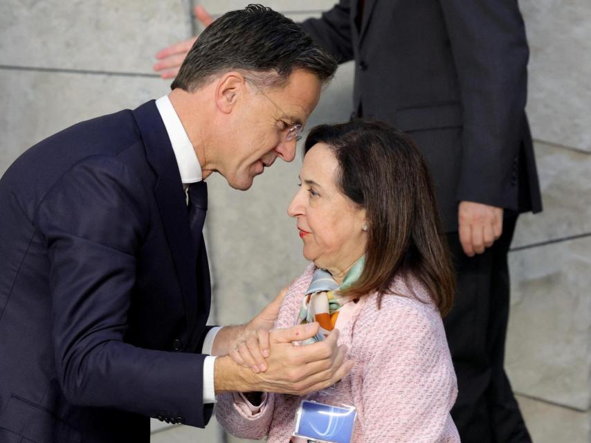 El secretario general de la OTAN, Mark Rutte, conversa con la ministra Margarita Robles.