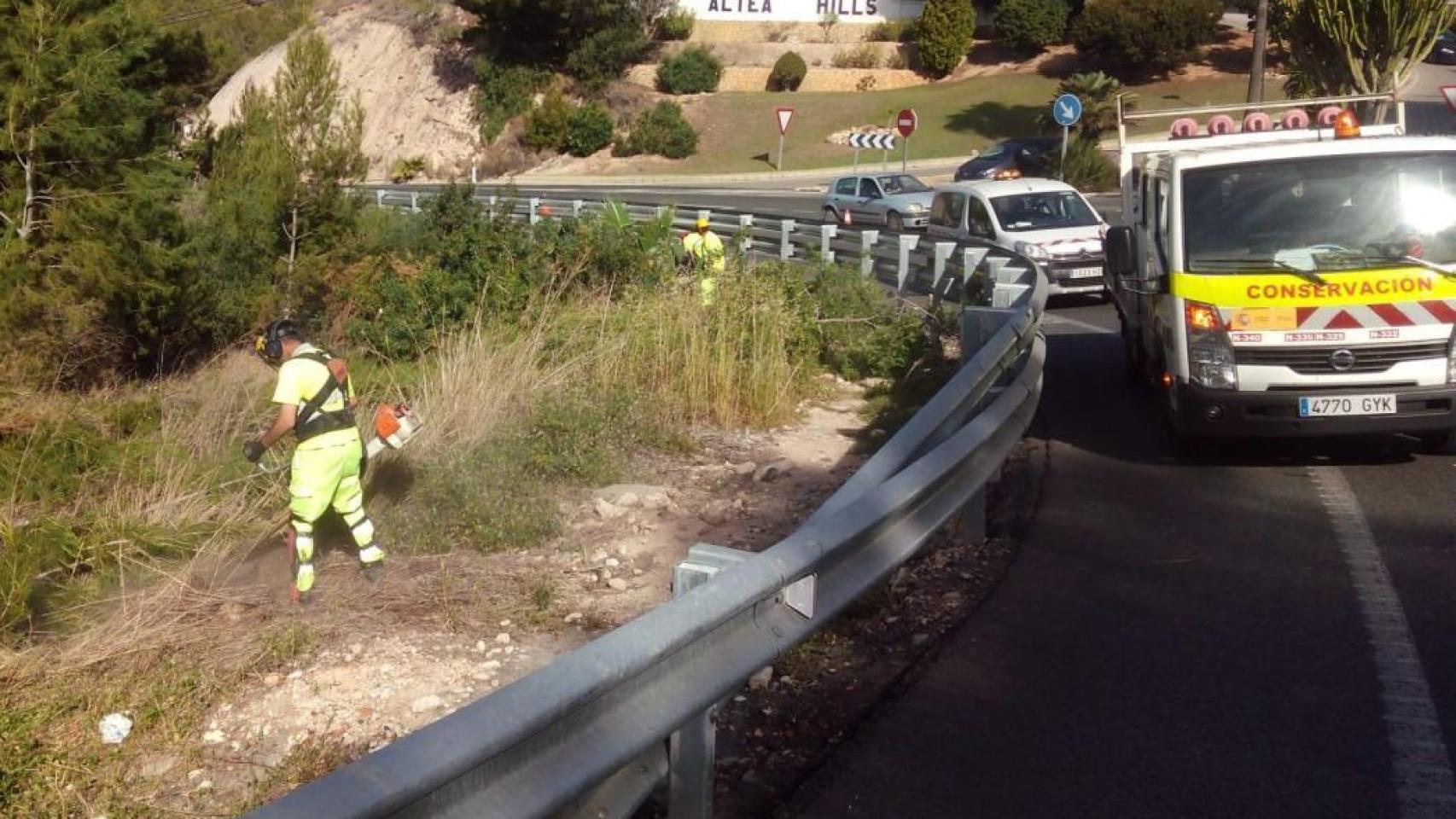 Trabajos de conservación en una carretera de Alicante.