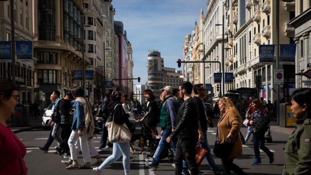 Gente paseando por la Gran Vía de Madrid.