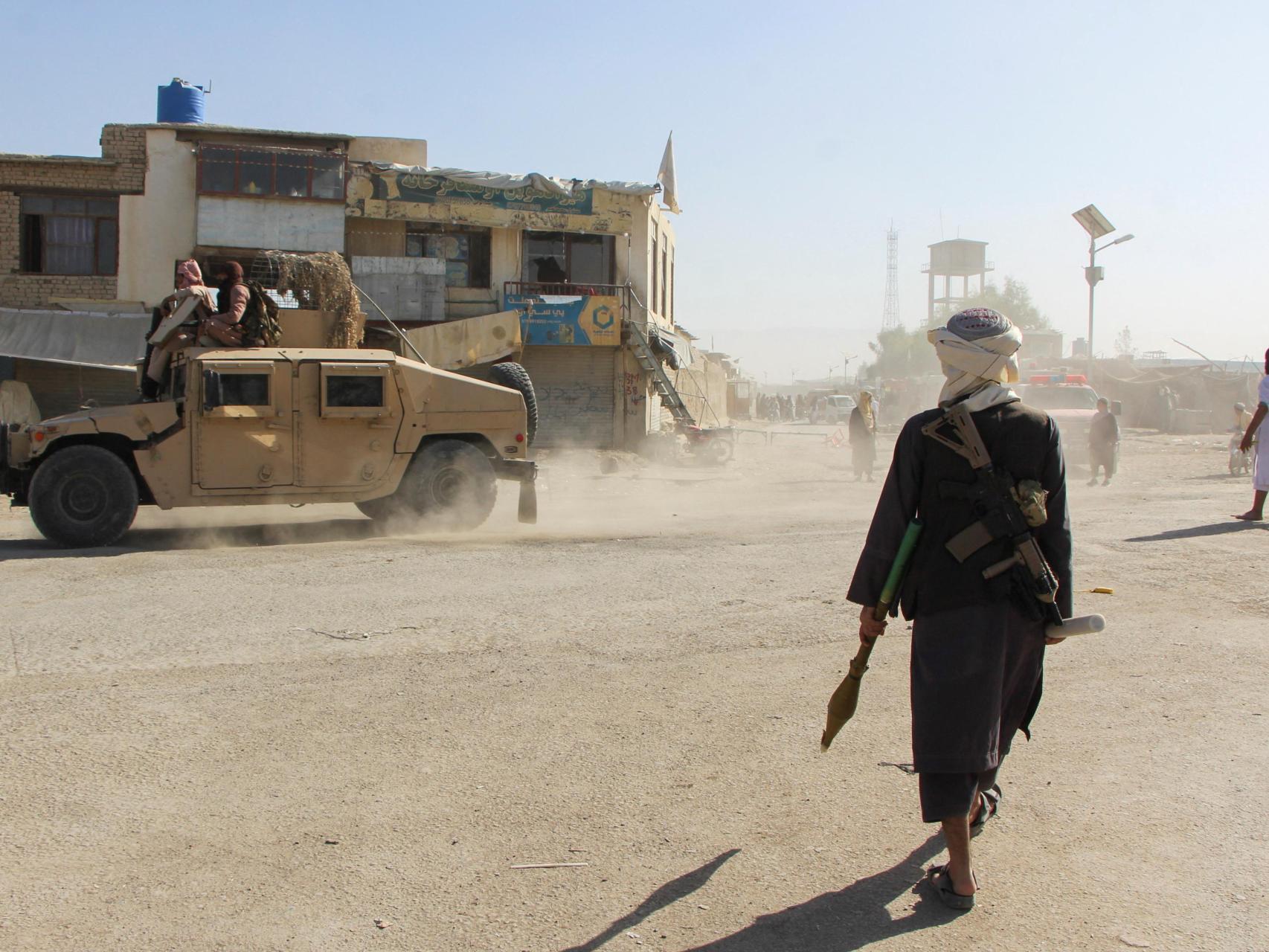 Combatientes talibanes afganos patrullan cerca de la frontera entre Afganistán y Pakistán.