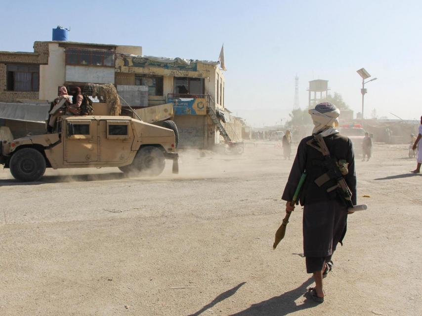 Combatientes talibanes afganos patrullan cerca de la frontera entre Afganistán y Pakistán.