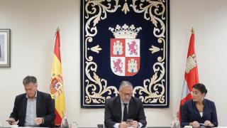 El vicepresidente primero de las Cortes, Francisco Vázquez, el presidente, Carlos Pollán y la vicepresidenta segunda, Ana Sánchez, durante la reunión de la Mesa de la Cámara de este miércoles