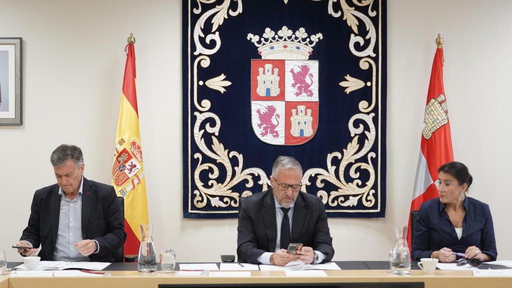 El vicepresidente primero de las Cortes, Francisco Vázquez, el presidente, Carlos Pollán y la vicepresidenta segunda, Ana Sánchez, durante la reunión de la Mesa de la Cámara de este miércoles