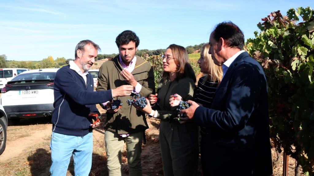 La consejera de Agricultura, Ganadería y Desarrollo Rural en una bodega de Soria.