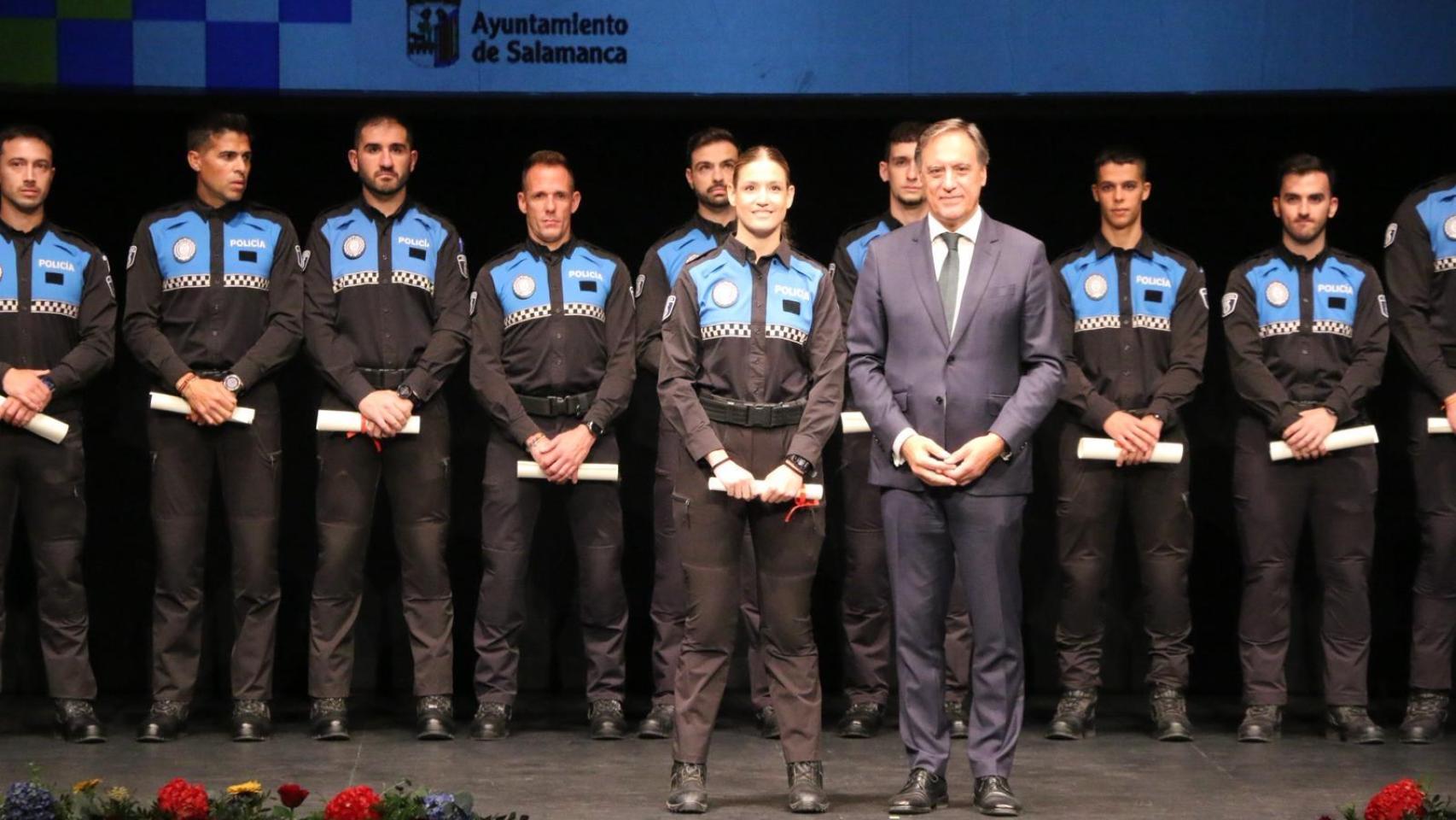 Carlos García Carbayo en la celebración del Día de la Policía Local en el Teatro Liceo de Salamanca, junto a varios agentes del cuerpo municipal