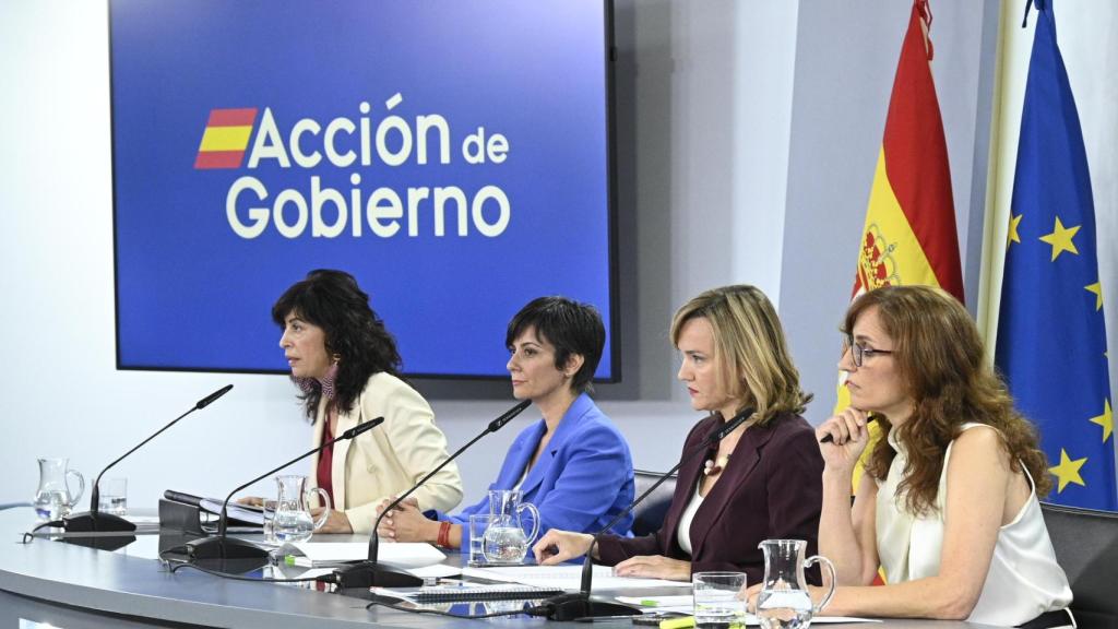 Las ministras Ana Redondo, Isabel Rodríguez, Pilar Alegría y Mónica García, en la sala de prensa de Moncloa.