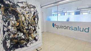 Una de las pinturas del Hospital Quirónsalud Marbella.