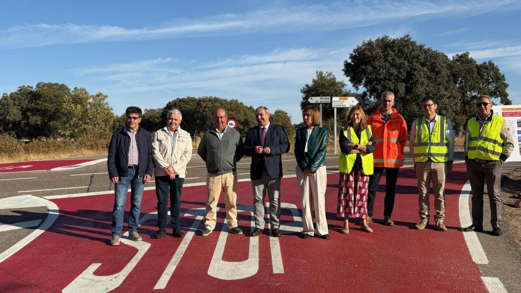El consejero de Movilidad y Transformación Digital, José Luis Sanz Merino, junto al nuevo cruce inteligente en Villar del Buey