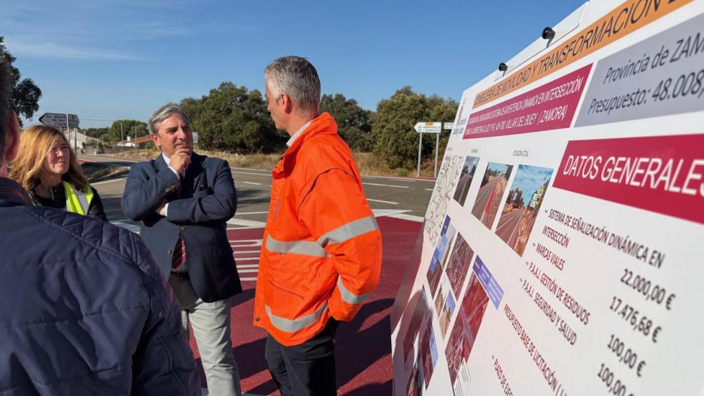 El consejero de Movilidad y Transformación Digital, José Luis Sanz Merino, junto al nuevo cruce inteligente en Villar del Buey