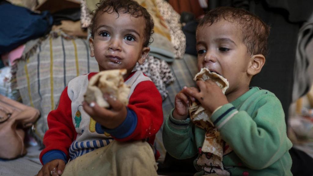 Dos niños gazatíes amenazados por la hambruna en la Franja.