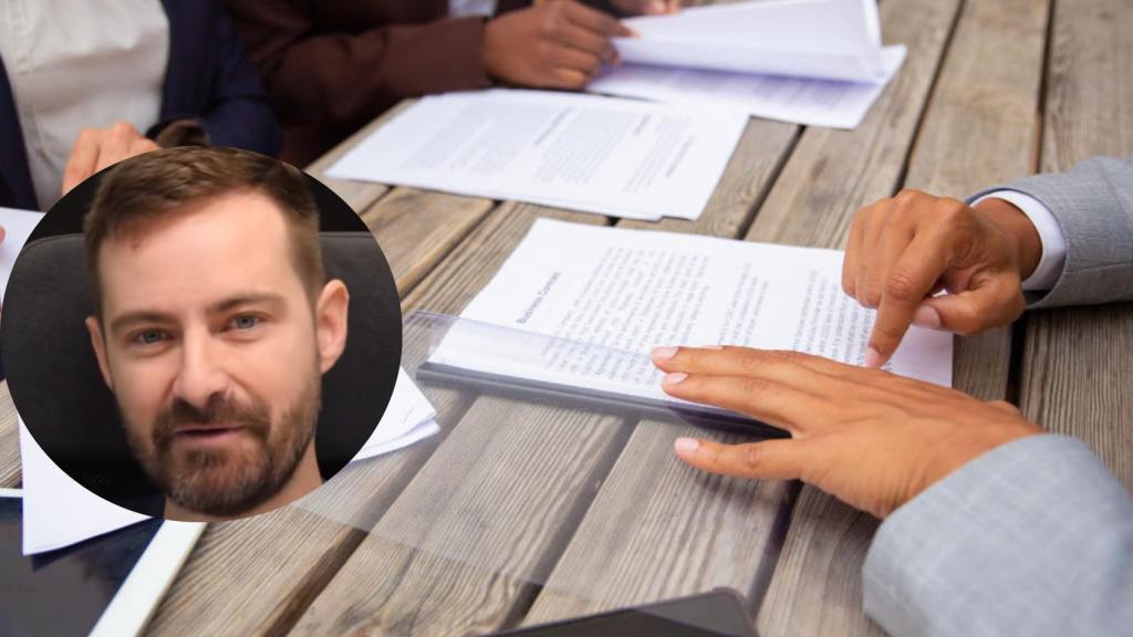 Montaje de Pascual Ariño con la firma de una hipoteca (Freepik).