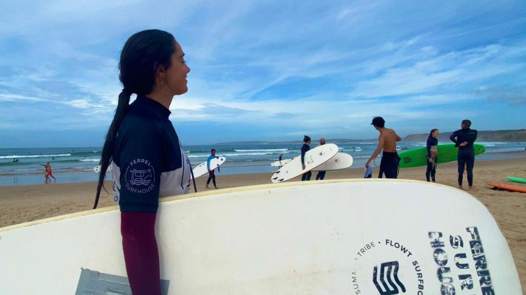 Vicky con una tabla de surf