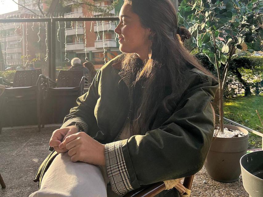 Imagen de Vicky disfrutando en una terraza del tiempo libre