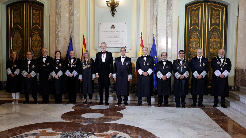 Los jueces posan con el rey Felipe VI en el Tribunal Supremo antes del arranque del acto de apertura del año judicial.