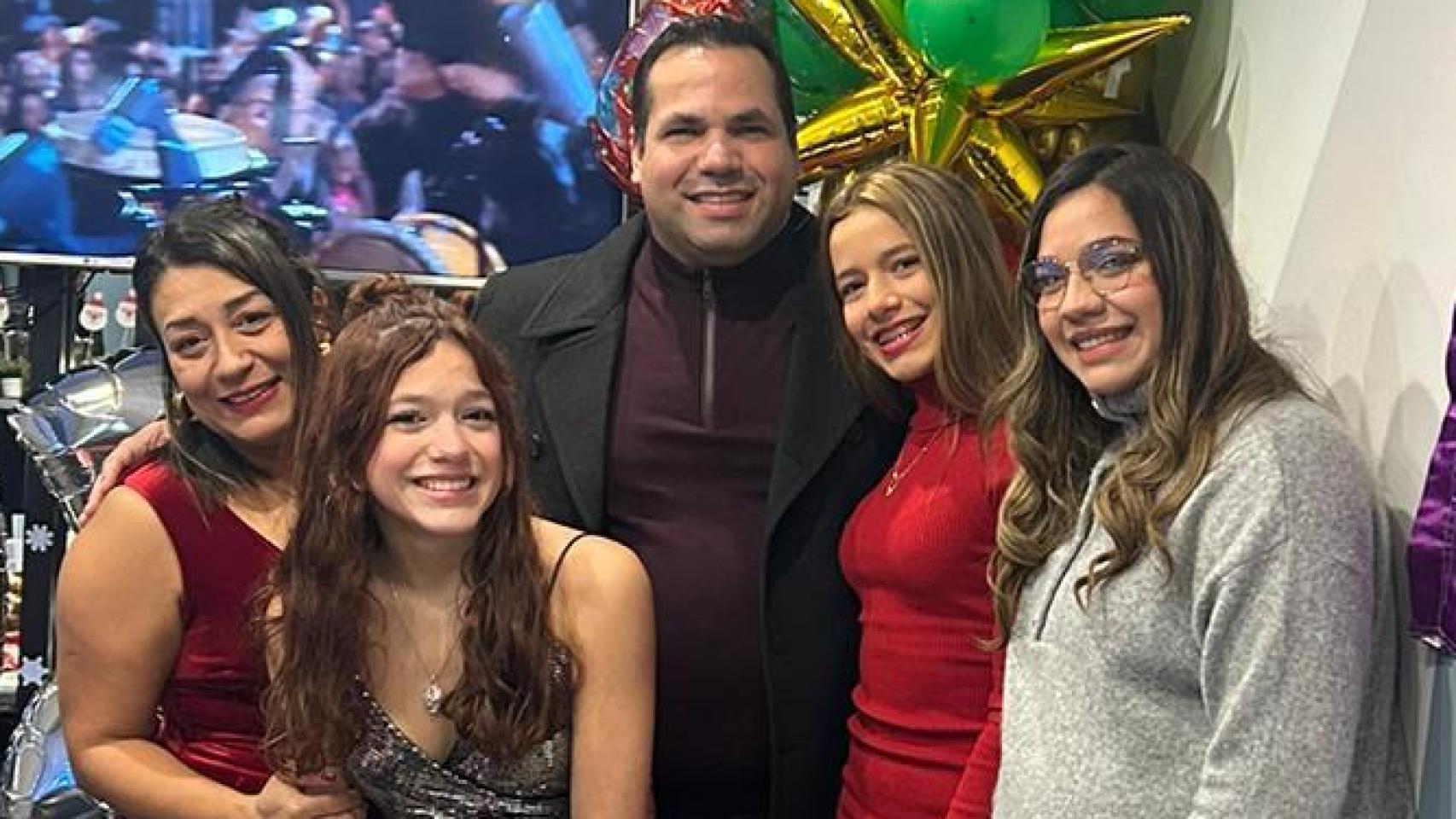 Larry Campos junto a su mujer, Marisabel, y sus tres hijas, Fabiola, Marisabel y Maritza
