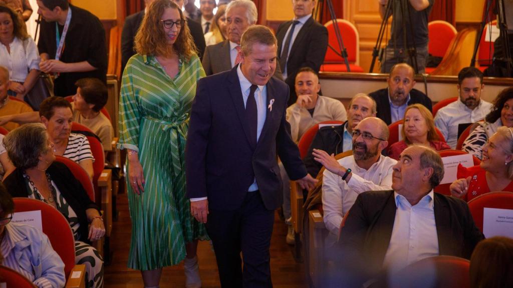 Emiliano García-Page junto a la consejera Sara Simón a su llegada al acto.
