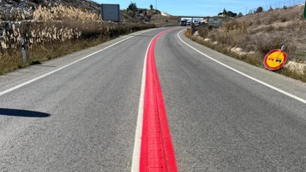 Línea roja continua en carretera
