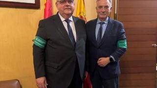 El consejero de Sanidad, Alejandro Vázquez, y el presidente de la AECC de Valladolid, Artemio Rodríguez, con los brazaletes verde esperanza