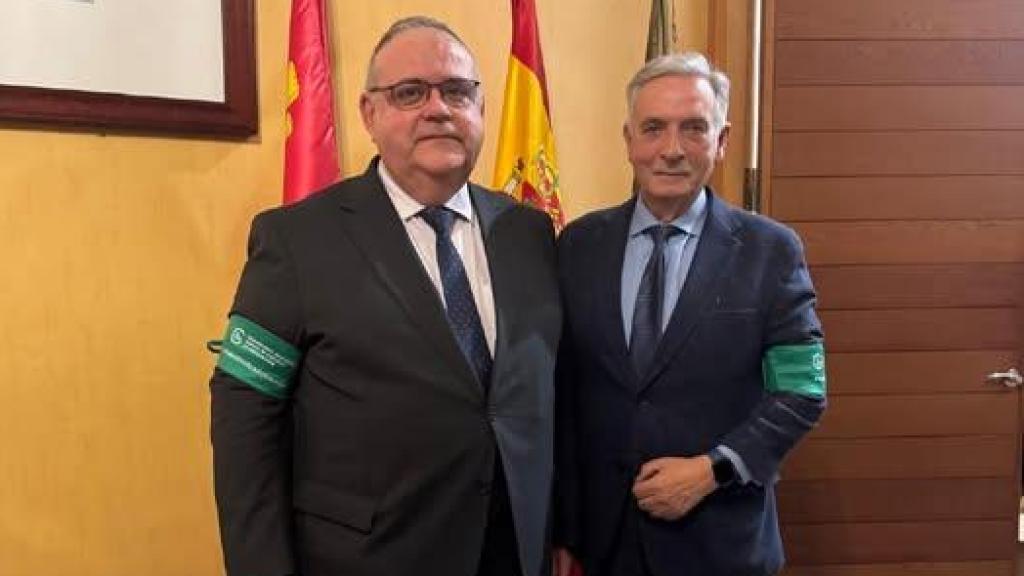 El consejero de Sanidad, Alejandro Vázquez, y el presidente de la AECC de Valladolid, Artemio Rodríguez, con los brazaletes verde esperanza