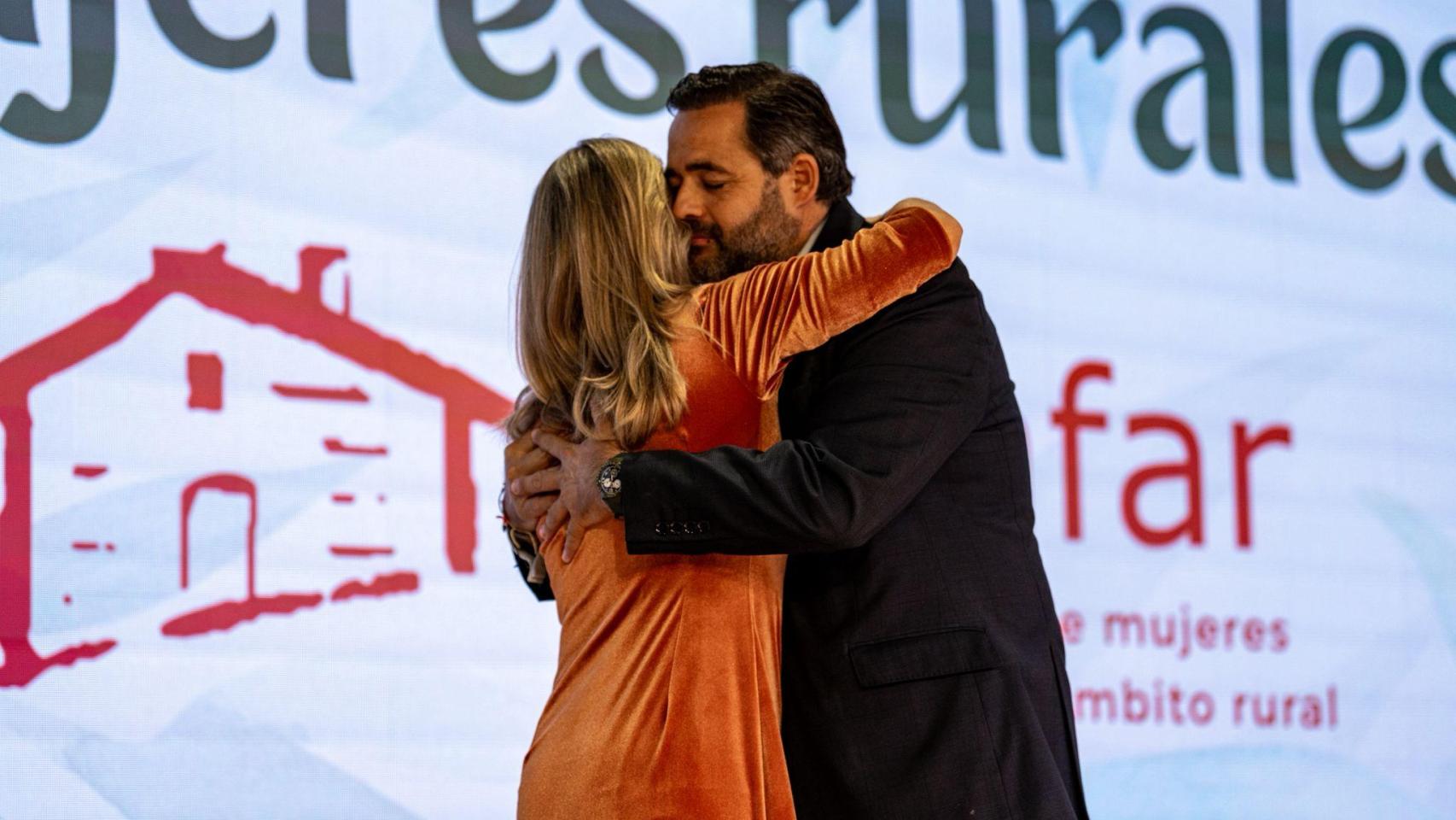Paco Núñez arropa a Lola Merino en el acto de Amfar.
