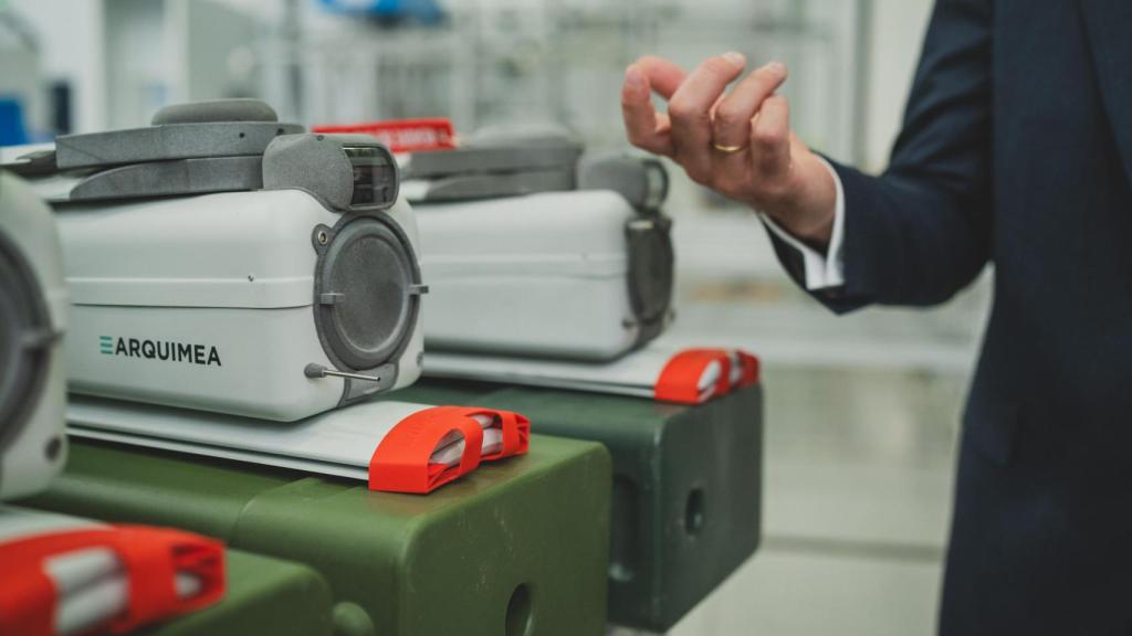 Vista de varios drones Q-SLAM-40 con las alas sin desplegar y en sus tubos de transporte.