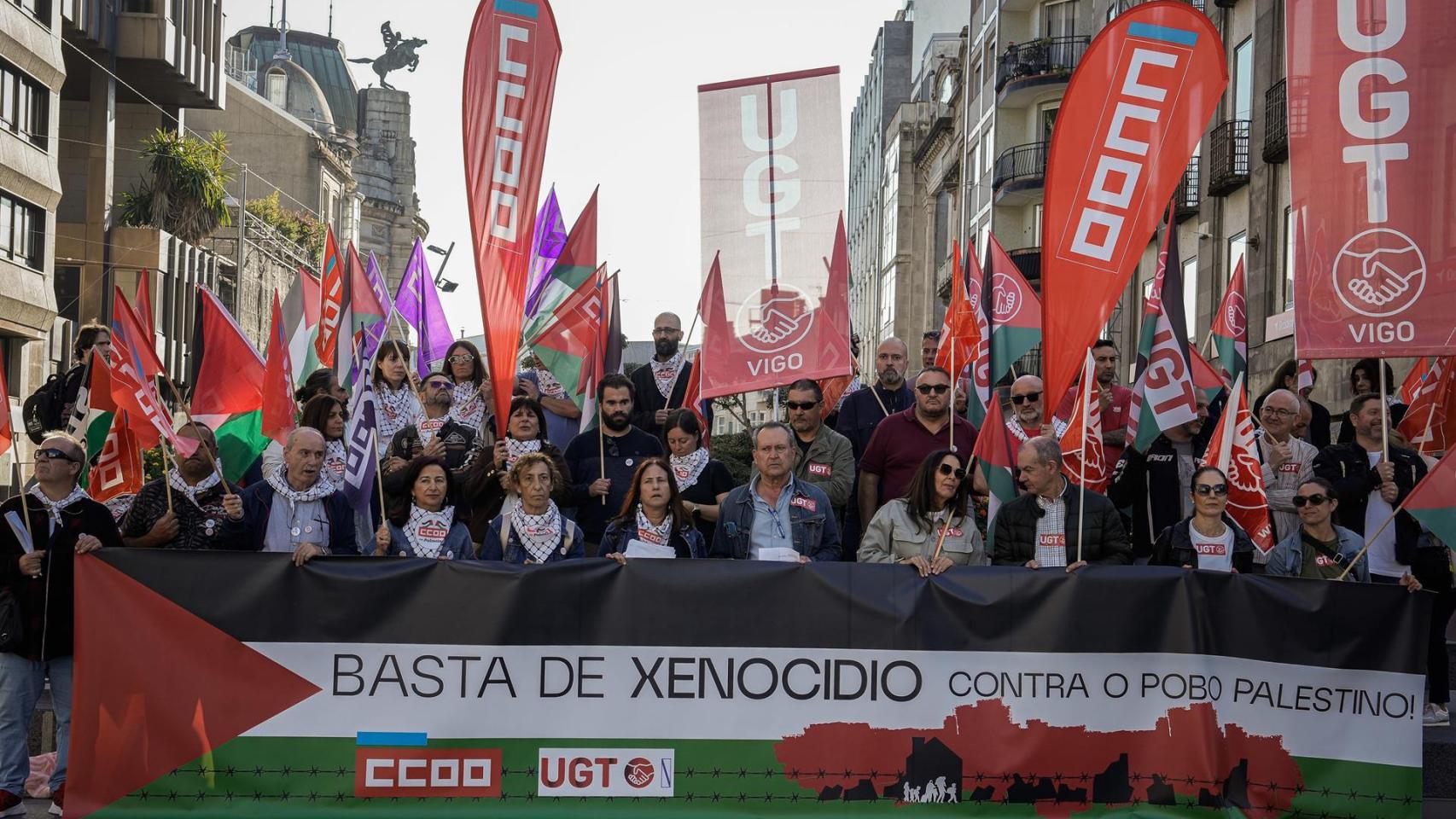 Concentración de apoyo al pueblo palestino, con los secretarios comarcales de UGT y CC.OO., Ernesto Fontanes y Montse Carrera (centro), en la Porta do Sol de Vigo, a 15 de octubre de 2025