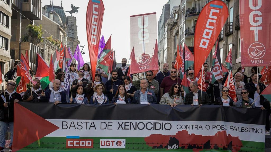 Concentración de apoyo al pueblo palestino, con los secretarios comarcales de UGT y CC.OO., Ernesto Fontanes y Montse Carrera (centro), en la Porta do Sol de Vigo, a 15 de octubre de 2025