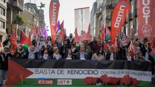 Concentración de apoyo al pueblo palestino, con los secretarios comarcales de UGT y CC.OO., Ernesto Fontanes y Montse Carrera (centro), en la Porta do Sol de Vigo, a 15 de octubre de 2025