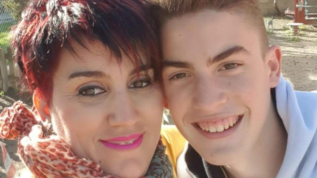 Silvia, con su hijo, en una imagen reciente que cede a EL ESPAÑOL.