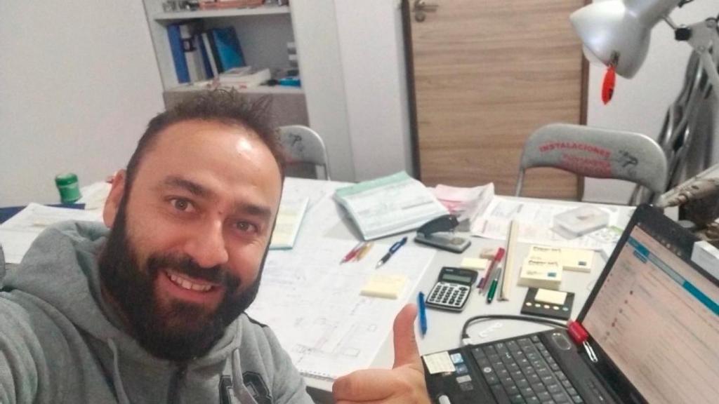 Jaime en su oficina de trabajo.