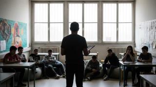 Imagen recurso de un educador social con adolescentes