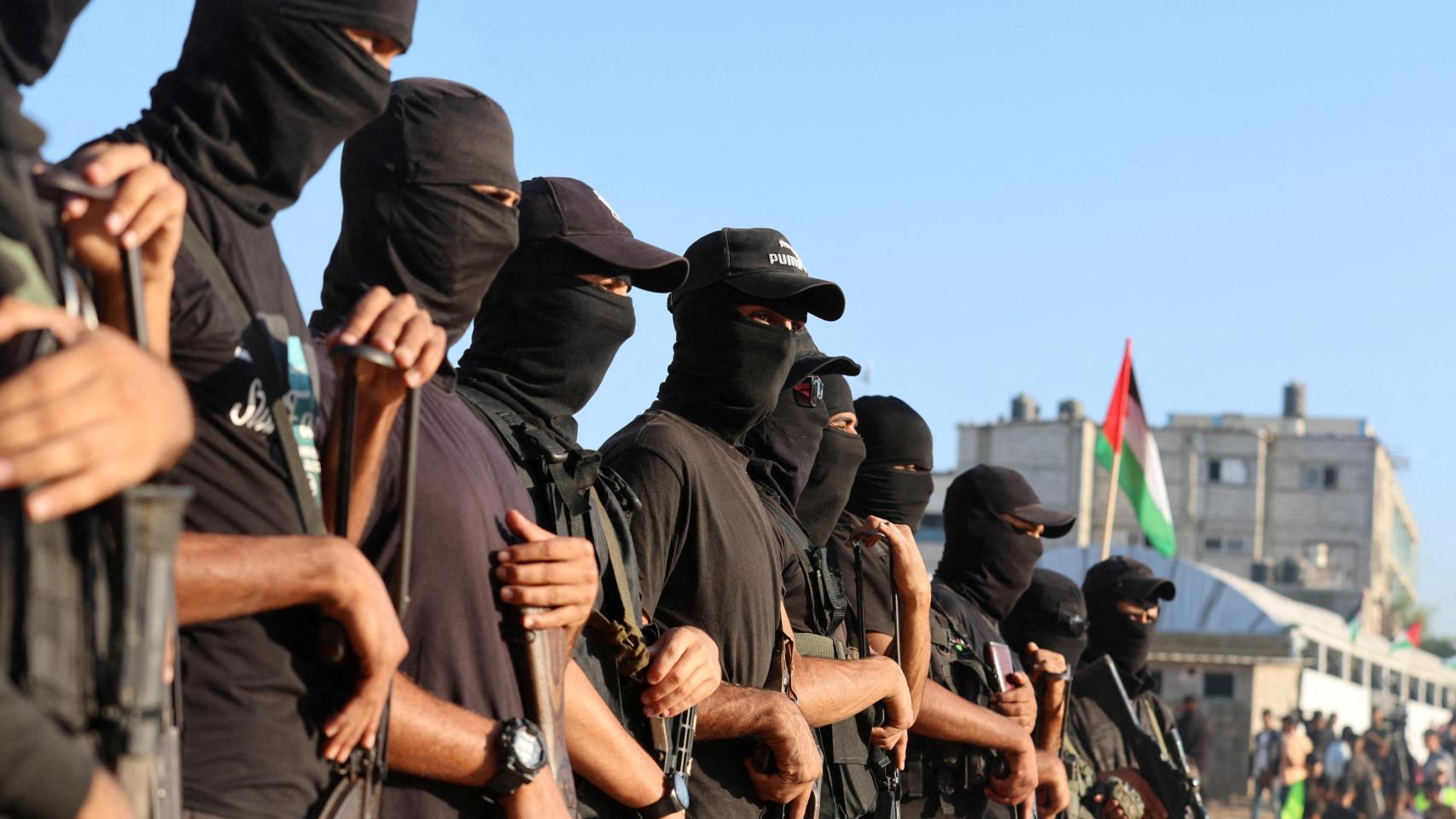 Militantes palestinos montan guardia el día en que los rehenes retenidos en Gaza fueron entregados al Comité Internacional de la Cruz Roja.