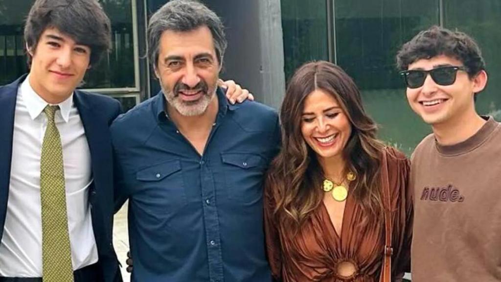 Pau del Val Roca junto a su padre, Juan del Val, su madre, Nuria Roca, y su hermano mayor, Juan.