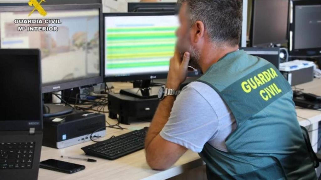 Un agente de la Guardia Civil, en una imagen de archivo, monitorizando redes sociales.
