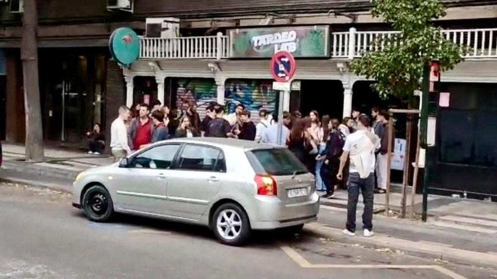 Imágenes de la Zona en Zaragoza, este pasado lunes, en las que se ve una discoteca cerrando a las 8.45 de la mañana.