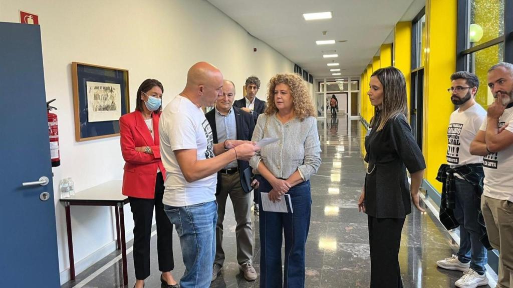 Profesorado Especialista en Sectores Singulares de la FP reclama mejores salarios al entregar 1.400 firmas a la Xunta